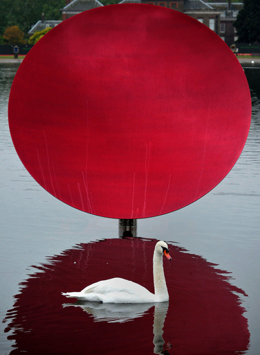 池に立つ巨大な鏡、ロンドンでアニッシュ・カプーア展