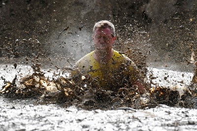 走るだけじゃ物足りない！ 泥だらけの障害物競走「マッド・デー」 仏