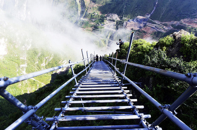 断崖絶壁の上の村、フジのはしごに代わり鉄製の階段を設置　中国・四川