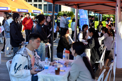 AI面接旋風 銀行志望者たちの「魔法バトル」開始