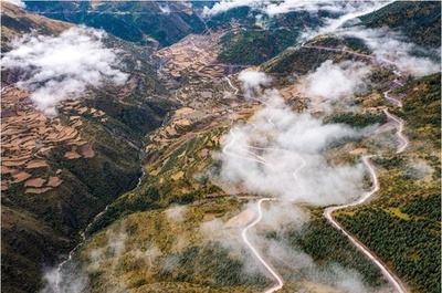 高原の富への道は幸福のネットワークにつながる 中国