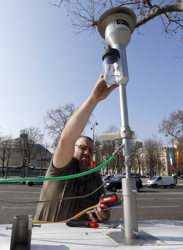 深刻な大気汚染のパリ、大規模な交通規制を実施
