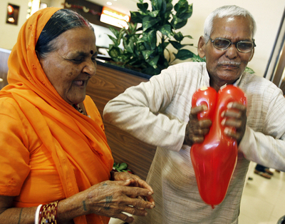 バレンタインデーを祝うガン患者のカップル - インド