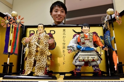 ピコ太郎さんの五月人形披露、羽生選手や稀勢の里関も 都内