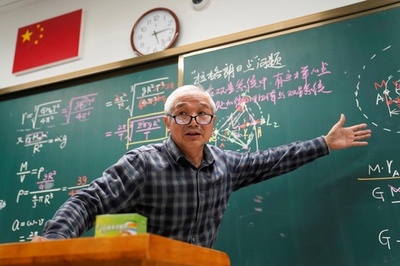 中国の物理教師 40年で400万字の手書き講義ノートを作成