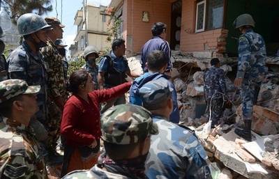 「娘は私の全てだった」 ネパール地震、悲しみの捜索現場