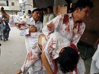 パキスタン北西部で自爆攻撃、市場の建物倒壊 死傷者多数