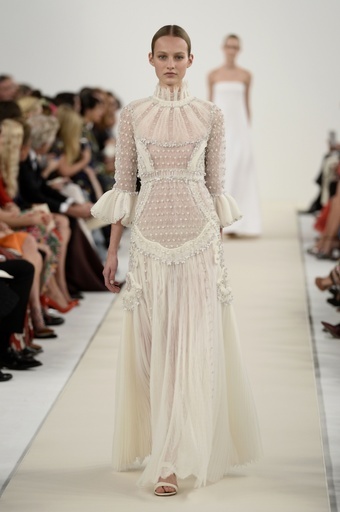 「ヴァレンティノ」、白一色のオートクチュール発表