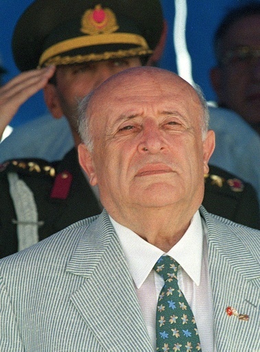 トルコのデミレル元首相が死去 90歳