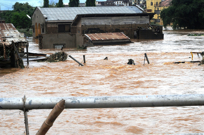 豪雨でダム決壊、102人死亡 ナイジェリア