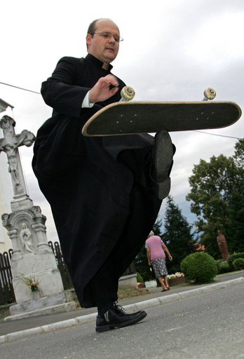 スケボーも教えます、ハンガリーのカトリック神父