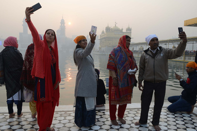 自撮りの死亡者数、サメの襲撃の約5倍 インドの医学誌