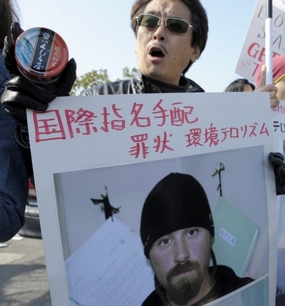 シー・シェパード活動家を送検、海保