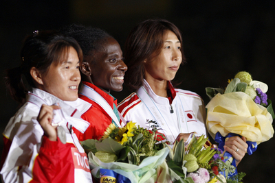 女子マラソンのメダル授与式が行われる