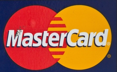 自撮りや指紋でカード決済、マスターカードが欧州で新サービス開始