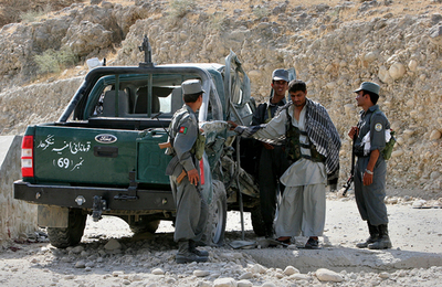 アフガニスタン各地で戦闘、タリバン兵約70人が死亡