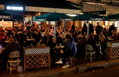 買いだめに散髪、パリ大脱出…2度目の都市封鎖、仏市民は大わらわ