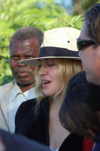 マドンナ、マラウイに到着 30日に養子縁組申請へ