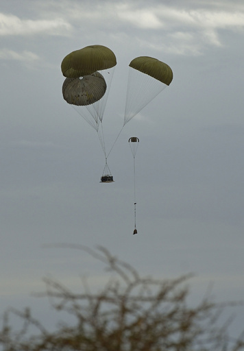 仏部隊とマリ軍がトンブクトゥ奪還、歓迎する市民たち