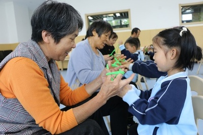 昨年 中国で幼稚園教諭が21万9300人減少
