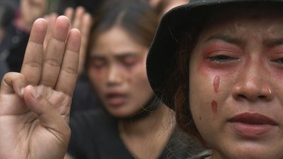 動画:「血」の涙と歌で抗議 ミャンマー