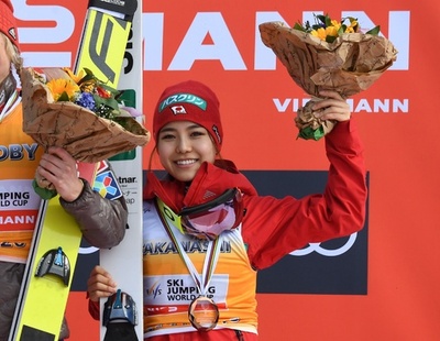 高梨沙羅、連勝で今季有終 最多更新のW杯通算55勝目