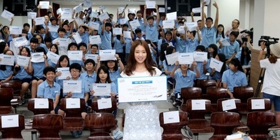 女優パク・シネが中学校で1日教師、韓国