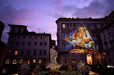 ルネサンス名画、ローマの夜照らす ナボーナ広場