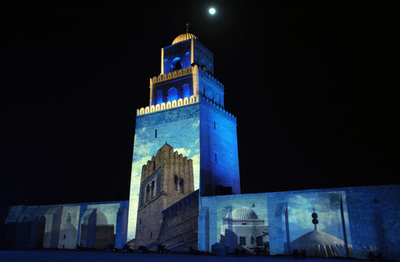 美しく輝くウクバ・モスクの尖塔、チュニジア