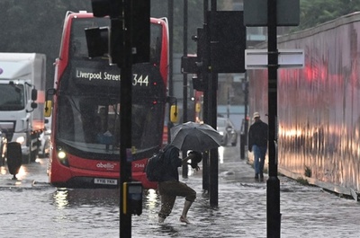 英ロンドン各地で豪雨、道路冠水 2階建てバスも立ち往生