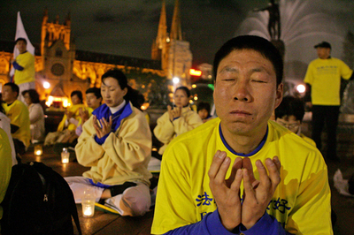 法輪功、座り込みでAPECに抗議