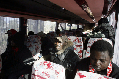 イタリア南部でアフリカ系移民と地元民が衝突、移民を大量移送へ