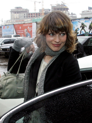 ミラ・ジョヴォヴィッチ、ブルガリVIPイベントに出席するためモスクワ入り - ロシア