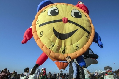 空を舞う色とりどりの熱気球、メキシコで国際フェス