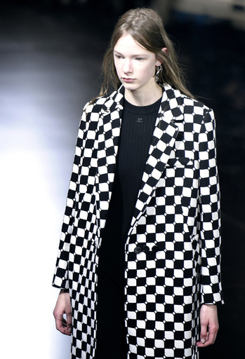 クレージュ、ヒーター付きコート発表 「ファッション界にとって大きな一歩」