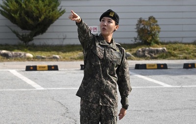 BTSジェイホープさん、兵役終了 ジンさんが出迎え