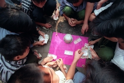 金融アカデミーの教官と職員を逮捕、敷地内で賭博 ベトナム