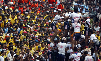 クリシュナ神を祝う祭リで、「人間ピラミッド」