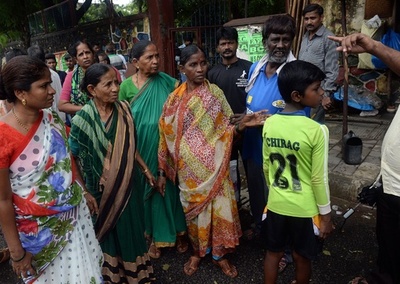 密造酒による死者100人に インド・ムンバイ