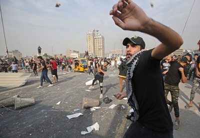 イラク首都でデモ、治安部隊と衝突 反政府デモ開始から1年