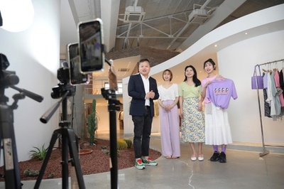 工場から配信、オンラインの衣服販売 100万枚売り上げ 中国・広州