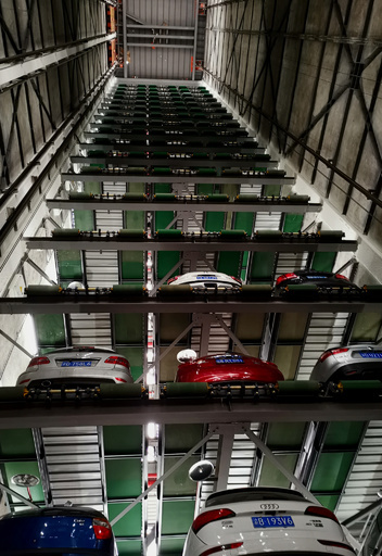 重慶初、スマート立体駐車タワーが稼働開始