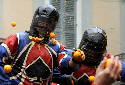 名物カーニバル「オレンジ戦争」、イタリア