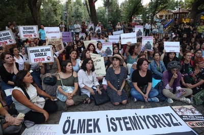 「ママ、死なないで」娘の目の前で元夫が女性殺害、トルコで激しい怒り