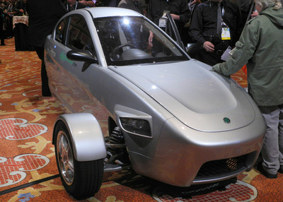 高燃費効率の三輪車「エリオ」、米ベンチャーが開発 CES