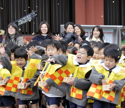 「鬼は外、福は内」 浅草寺で節分の豆まき