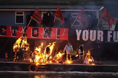 7億円相当の「お宝」焼却、英パンク40周年記念企画に抗議