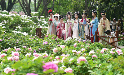 「東京」にタイムスリップ！ 中国の古都・洛陽に漢服姿の観光客が押し寄せてくる