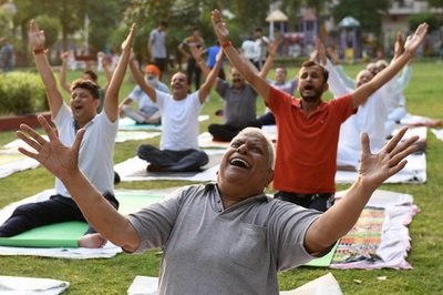 体も心も晴れ晴れ 「国際ヨガの日」と夏至祝い各地でイベント