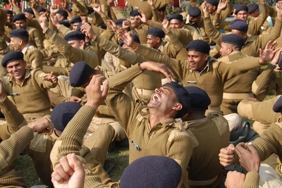 インドの警察官、「笑いヨガ」で新年をスタート